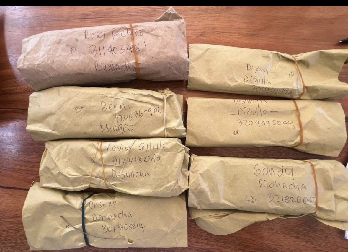 Les voy a contar quién es quién en La Guajira, de acuerdo con los nombres que están en cada sobre hallado en el vehículo del secretario a la Camara Jaime Lacouture ( a ver si sigue siendo sostenible eso de que era dinero para comprar un carro) 🧵