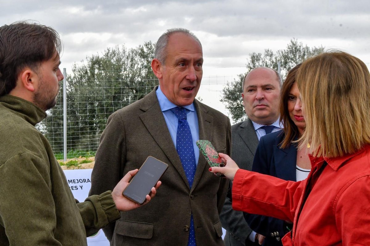 Gracias a la consejera de Fomento, Articulación del Territorio y Vivienda, Rocío Díaz, y a la Junta de Andalucía por hacer realidad una demanda histórica: la mejora de la A-8063 y la nueva vía ciclopeatonal que conecta Tomares con Castilleja de la Cuesta y Bormujos, que esta