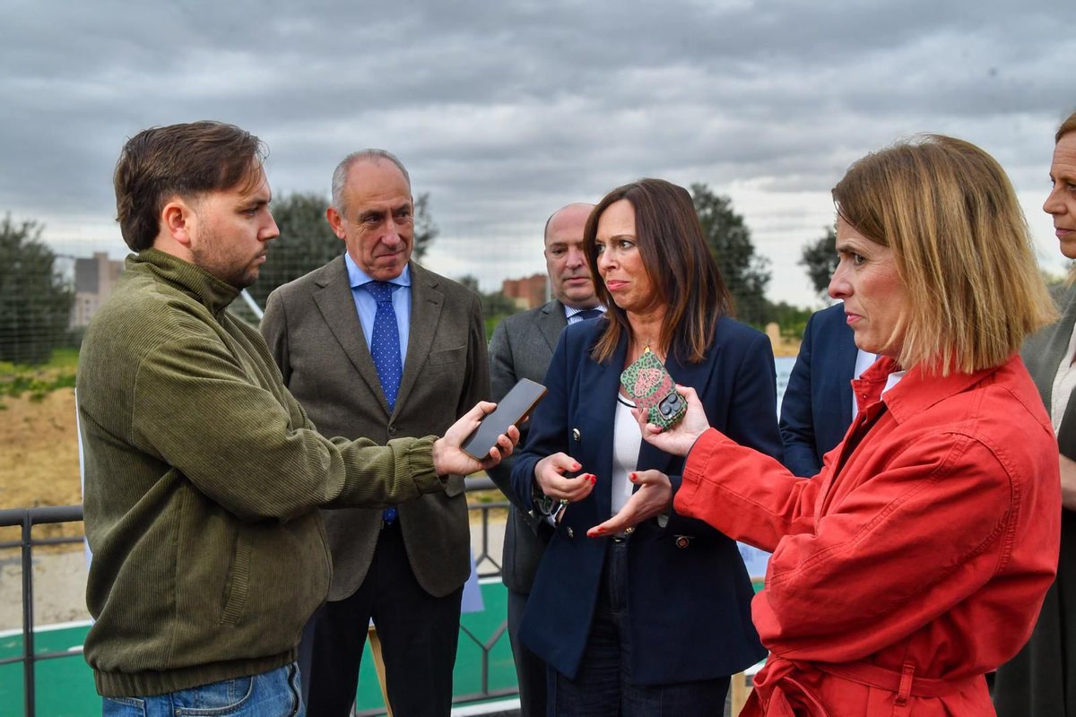 Soriano_Alcalde's tweet photo. Gracias a la consejera de Fomento, Articulación del Territorio y Vivienda, Rocío Díaz, y a la Junta de Andalucía por hacer realidad una demanda histórica: la mejora de la A-8063 y la nueva vía ciclopeatonal que conecta Tomares con Castilleja de la Cuesta y Bormujos, que esta tarde ha quedado oficialmente inaugurada.

Tras más de 40 años de espera, eliminamos un punto negro y ganamos en seguridad, movilidad sostenible y conexión para todo el Aljarafe.