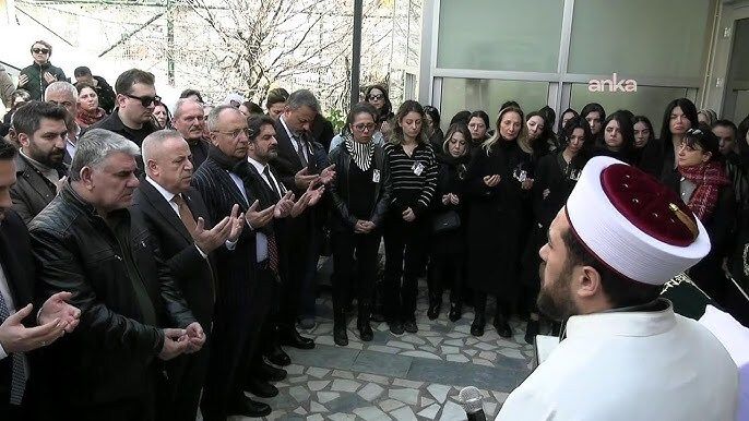 tipgenelmerkez's tweet photo. Parti Sözcümüz Sera Kadıgil ile beraberindeki kadın üye ve yöneticilerimiz, hayatını kaybeden Fatma Nur Çelik ile kızı Hifa İkra Çelik'in cenaze törenine katıldı.

Cezasızlık politikalarıyla, tarikat ve cemaatlere sunulan imtiyazlarla yaşamdan koparılan tüm kadınların ve çocukların hesabını soracağız.
