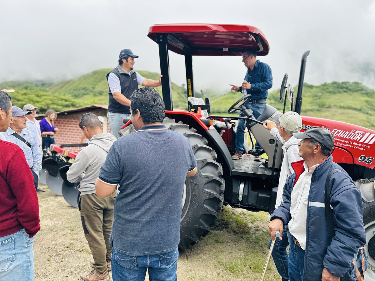 #Loja | Fortalecemos la productividad en Espíndola 🚜
Los 34 socios de la Aso. de Ganaderos Milton Torres participaron en la socialización de componentes, operación y mantenimiento del tractor entregado por el #MAGP, garantizando el uso eficiente y responsable de la maquinaria.