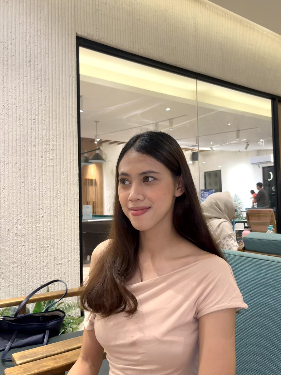 fnyarraya's tweet photo. ngerasa aneh kalo foto senyum tanpa keliatan gigi https://t.co/fMBgSTe1Dh