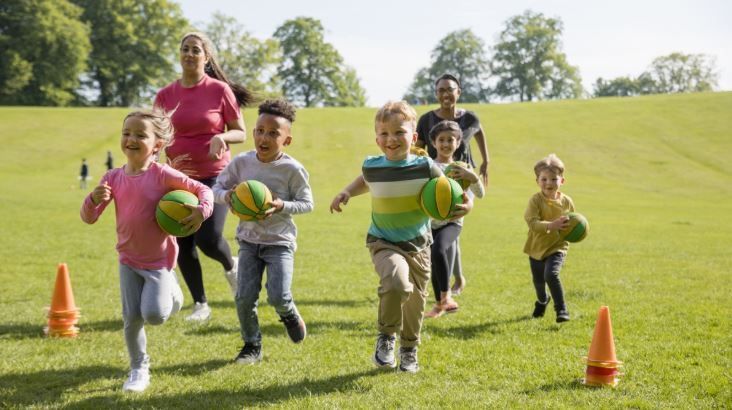 autismtoday's tweet image. Movement can be fun &amp;amp; stress-free! Autistic youth thrive when families join in &amp;amp; routines are predictable. Daily physical activity builds confidence, skill, and joy! #AutismAwareness #FamilyInvolvement #ActiveKids bit.ly/4lec2Eb
