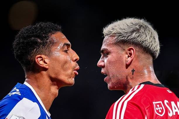 Fomos conhecer um pouco mais do histórico Benfica x Porto 🔍 

🦅 64 vitórias do Benfica, a maior: 
Benfica 12-2 Porto (1943)

🐉 25 vitórias do Porto, a maior: 
Benfica 0-5 Porto (1996)

🟰31 empates, o resultado mais recorrente: Benfica 1-1 Porto (16 jogos)