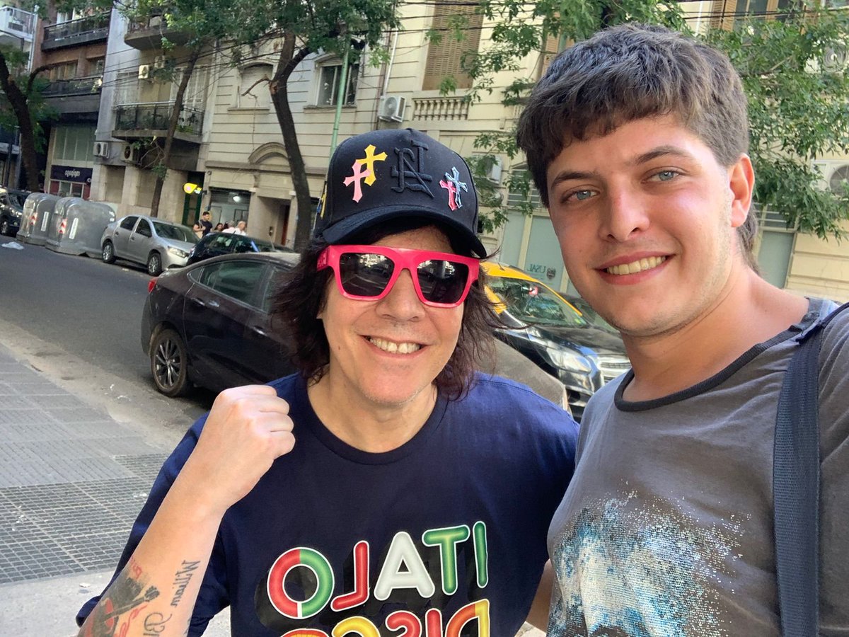 AYUDA POR FAVOR A TODA LA COMUNIDAD UN RT NO CUESTA NADA 🙏🙏
Se perdió mi sobrinito se llama Felipe pero responde al nombre de Drogocop. Estaba vestido como en esta foto POR FAVOR COMPARTIR RT