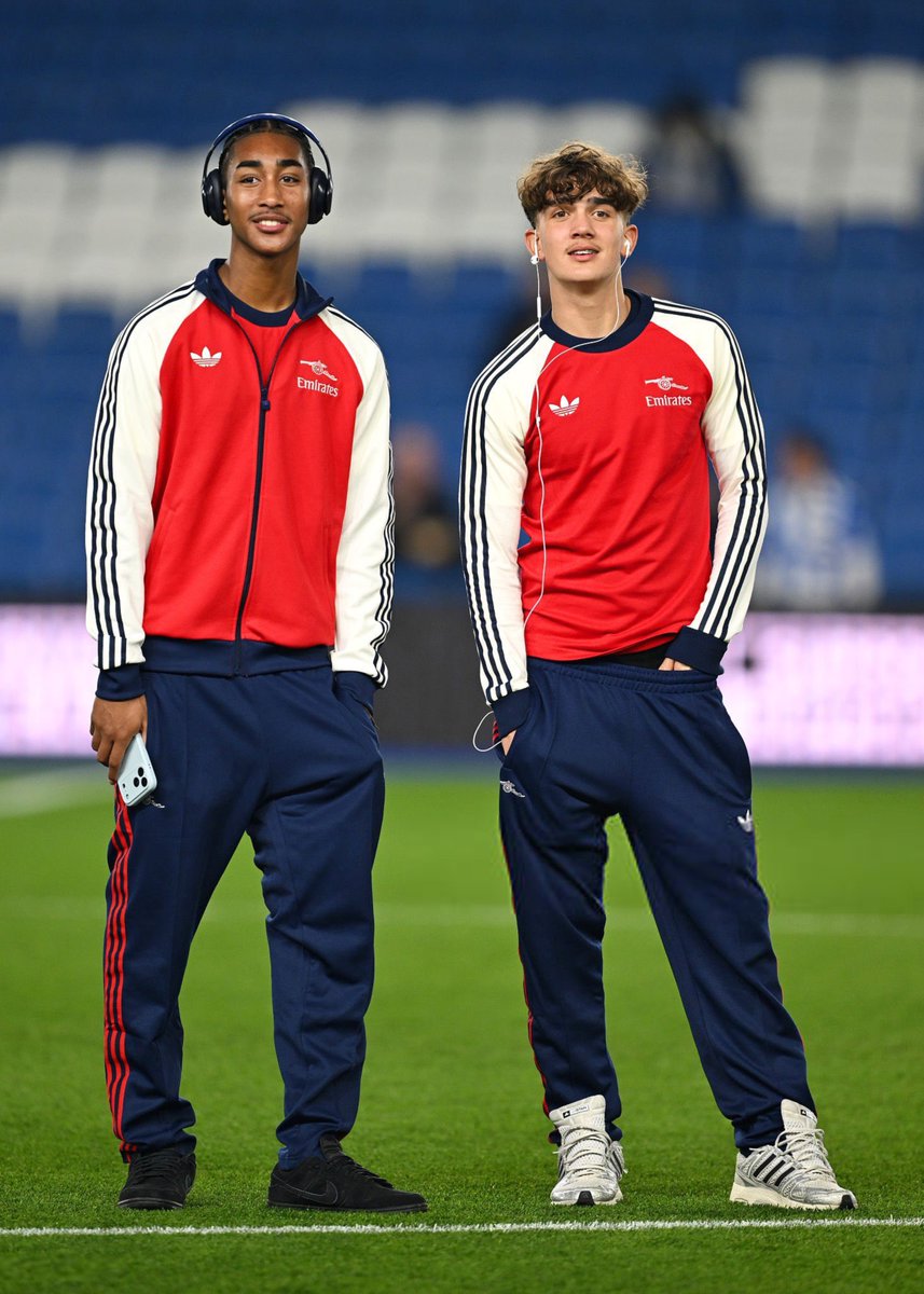Marli Salmon (16) &amp; Max Dowman (16) with the Arsenal first-team squad at the Amex Stadium tonight. 💫