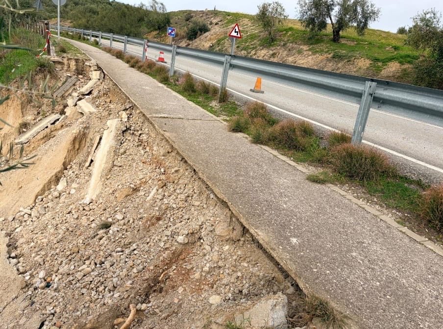 PPDipuSevilla's tweet photo. Exigimos a la Diputación la reparación urgente de la SE-9225, única vía de acceso al camping municipal El Peñón de Algámitas.
👇🏼👇🏼👇🏼👇🏼
https://t.co/i3epbqqx7t https://t.co/yl5hxMtzwn