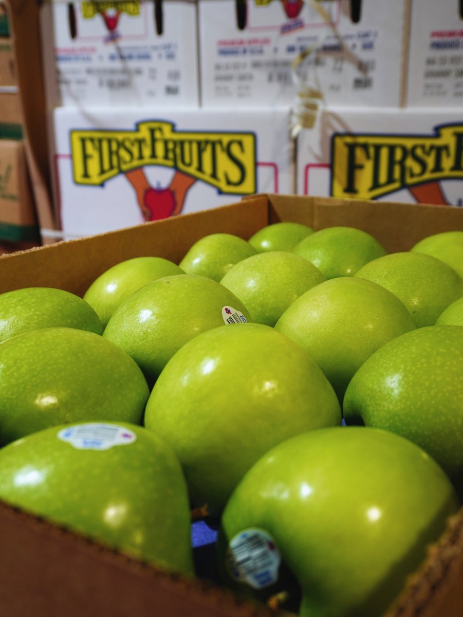 Granny Smith apples showing great color at the market 🍏Bright green fruit continuing to stand out as a staple in the apple category moving through Kimball Produce Sales.#GrannySmithApples #FreshProduce #AppleCategory
