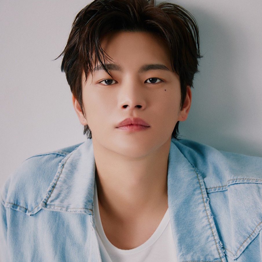 Seo Inguk reveals JISOO constantly complained about AI during filming:

“How dare AI catch up to humans? (…) Stupid AI,” JISOO adds in the interview.