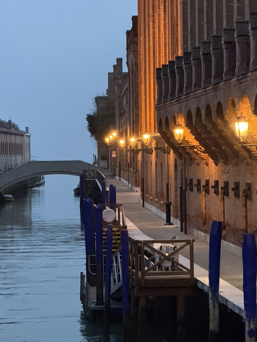 PilloleCult's tweet image. #Venezia è anche un sogno, di quelli che puoi comperare
Però non ti puoi ritrovare con l'acqua alla gola e un dolore a livello del mare…

La riconoscete in quanti secondi, #cultisti ?

Redattore viaggiante in Giudecca, verso cicchetti e spritz assortiti 😉

@pillolerock