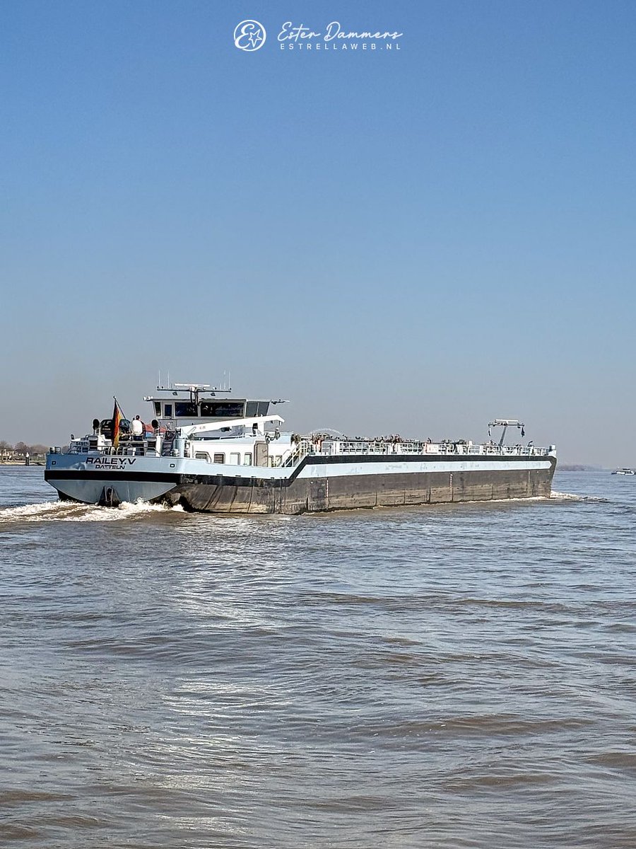 ByEstrella's tweet photo. Gister even met @vdriveer naar #Werkendam geweest, het was knap druk met de #binnenvaart op de #Merwede! Hier twee schepen genaamd Railey.V en Graveland. En ook dit kleine bootje kwam voorbij scheuren. https://t.co/rFR78AStjD