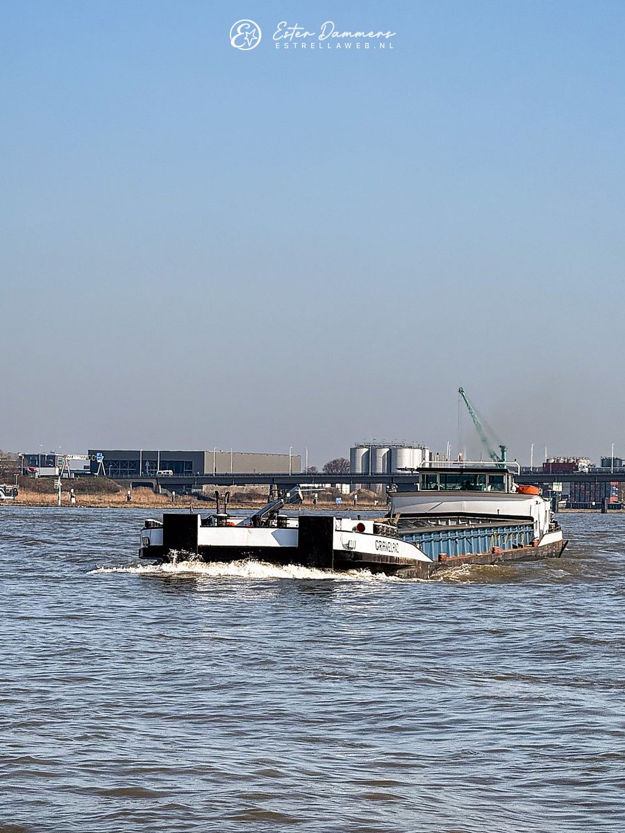 ByEstrella's tweet photo. Gister even met @vdriveer naar #Werkendam geweest, het was knap druk met de #binnenvaart op de #Merwede! Hier twee schepen genaamd Railey.V en Graveland. En ook dit kleine bootje kwam voorbij scheuren. https://t.co/rFR78AStjD