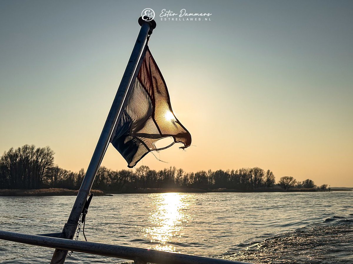 Altijd weer even #genieten om met <a href="/vdriveer/">Riveer</a> over te varen. Volgens mij is de vlag trouwens een beetje stuk. 😉