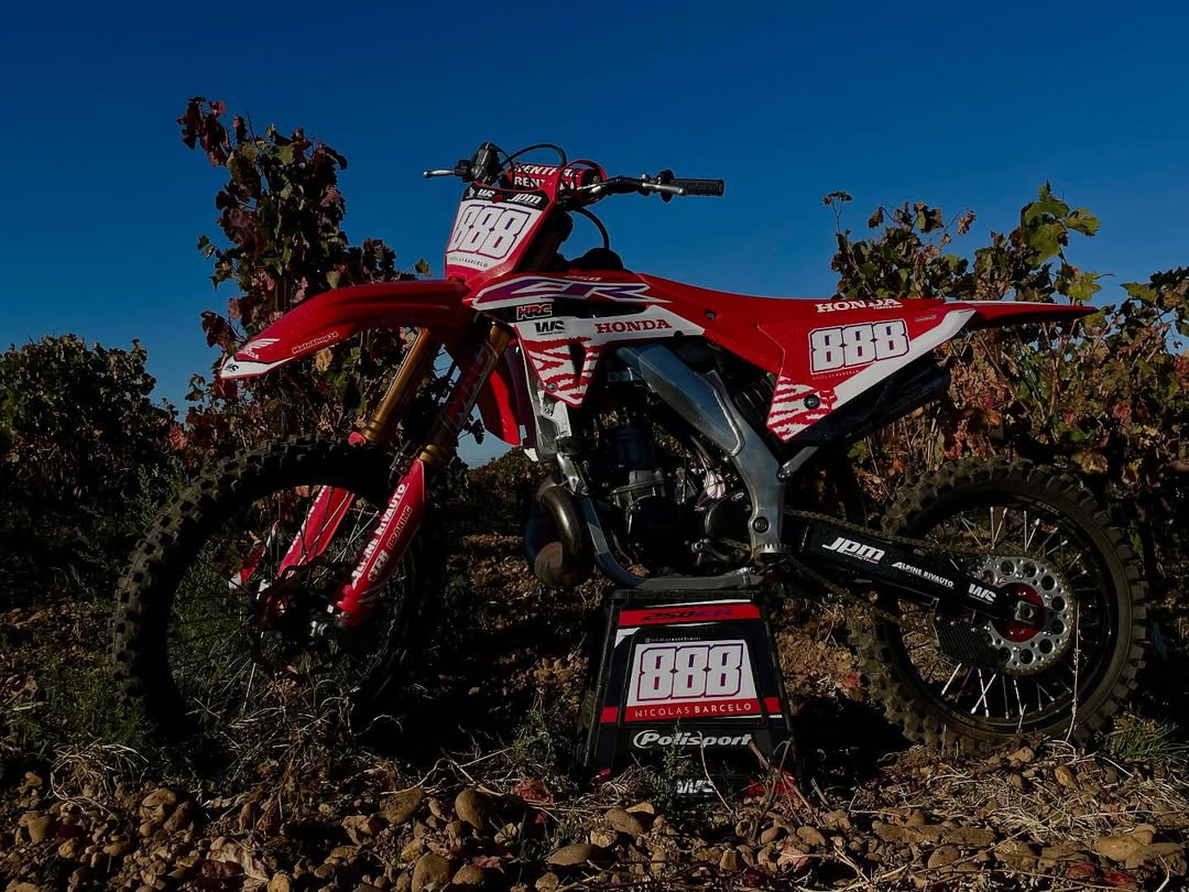 txrace's tweet photo. Nicolas Barcelo - TX RACE™ Restyle Kit® 🔥🔥 for Honda 🏁🏆 #txrace #txracekit #restyle #restyling #conversion #honda #hondanation #cr #crf #twostroketuesday #mx #motocross. More info at txrace dot com https://t.co/iuBa7BiyeN