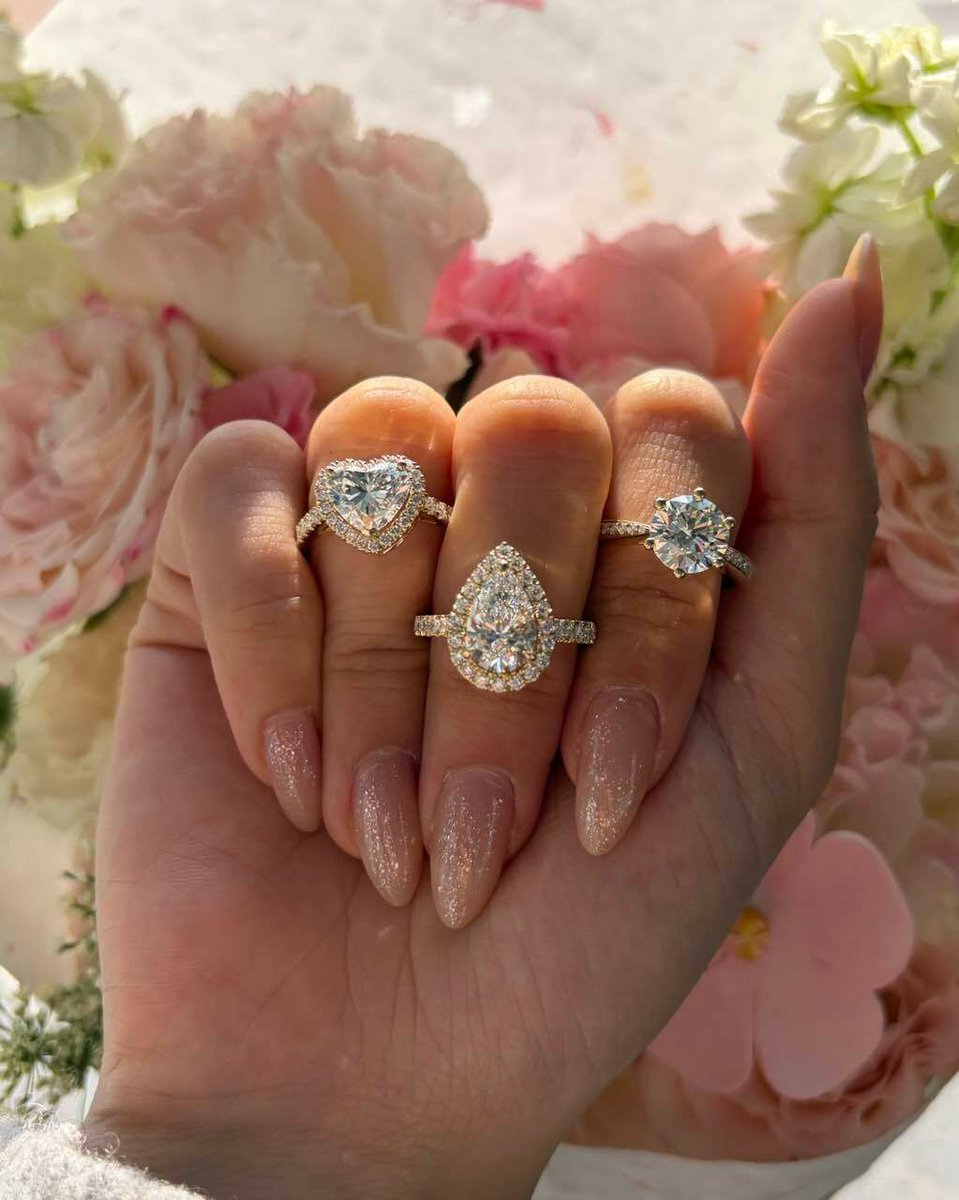 DarryRing_US's tweet photo. Love comes in all shapes 💎 
Which one would you say "yes" to? 
Heart, Pear, or Round? 💍

#DarryRing #OneLoveOneLifetime #EngagementRing #ChooseYourRing https://t.co/2pon56F7zi