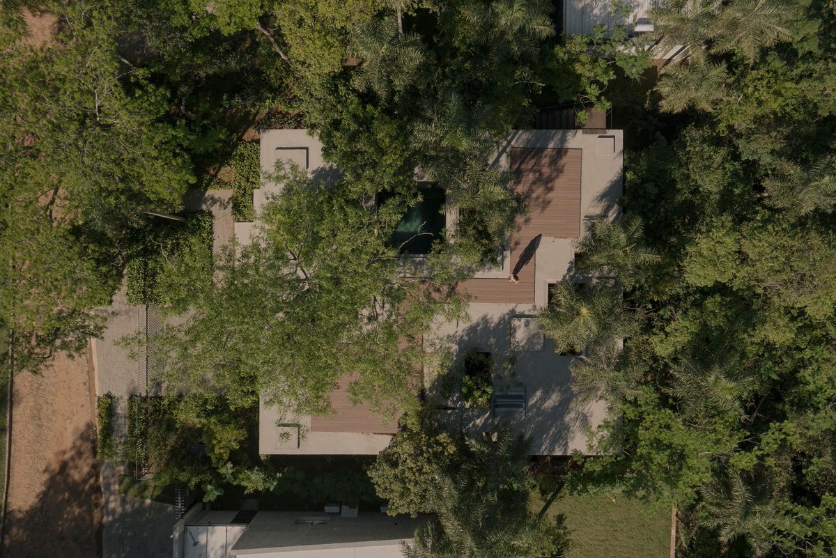 DesignedHomes's tweet photo. compressed earth walls, trees growing through the floor plan, light shifting like music through open galleries. "A Forest in the House" in San Bernardino, Paraguay by Equipo de Arquitectura. 📷 Federico Cairoli https://t.co/kQUn3S4tji