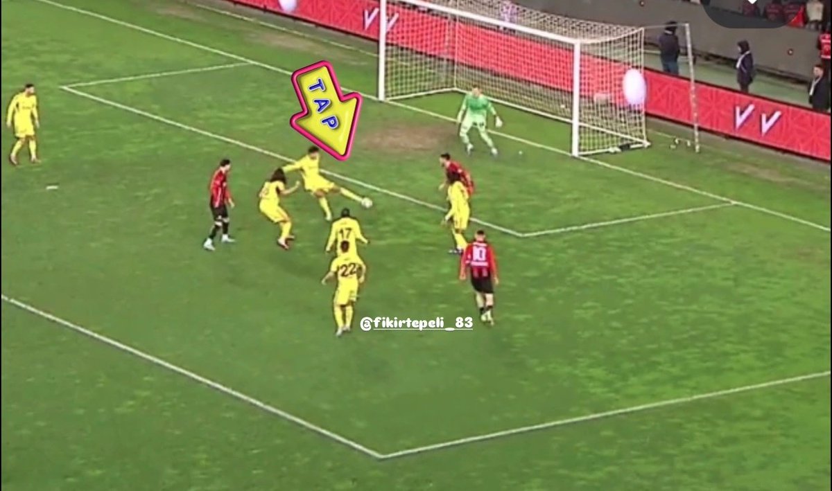 GaziantepFk kulübün net golü iptal edildi

Top burda Fenerbahçe li oyuncunun ayağından çıkıyor futbol kurallarına göre ofsayt değil ❌

Ama söz konusu Fenerbahçe olunca gol iptal

Var hakemi Özgür Yankaya #GFKvFB