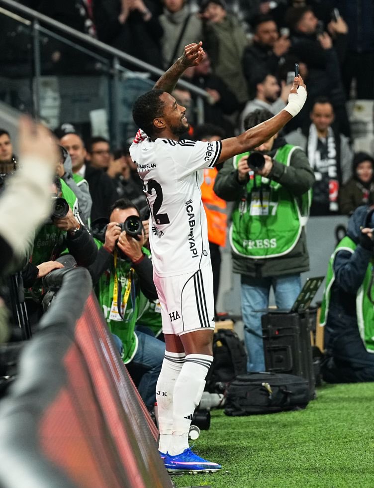 iykiBesiktasVar's tweet image. 🤳Amir Murillo selfie çekerken yakalandı .. ✌️😀