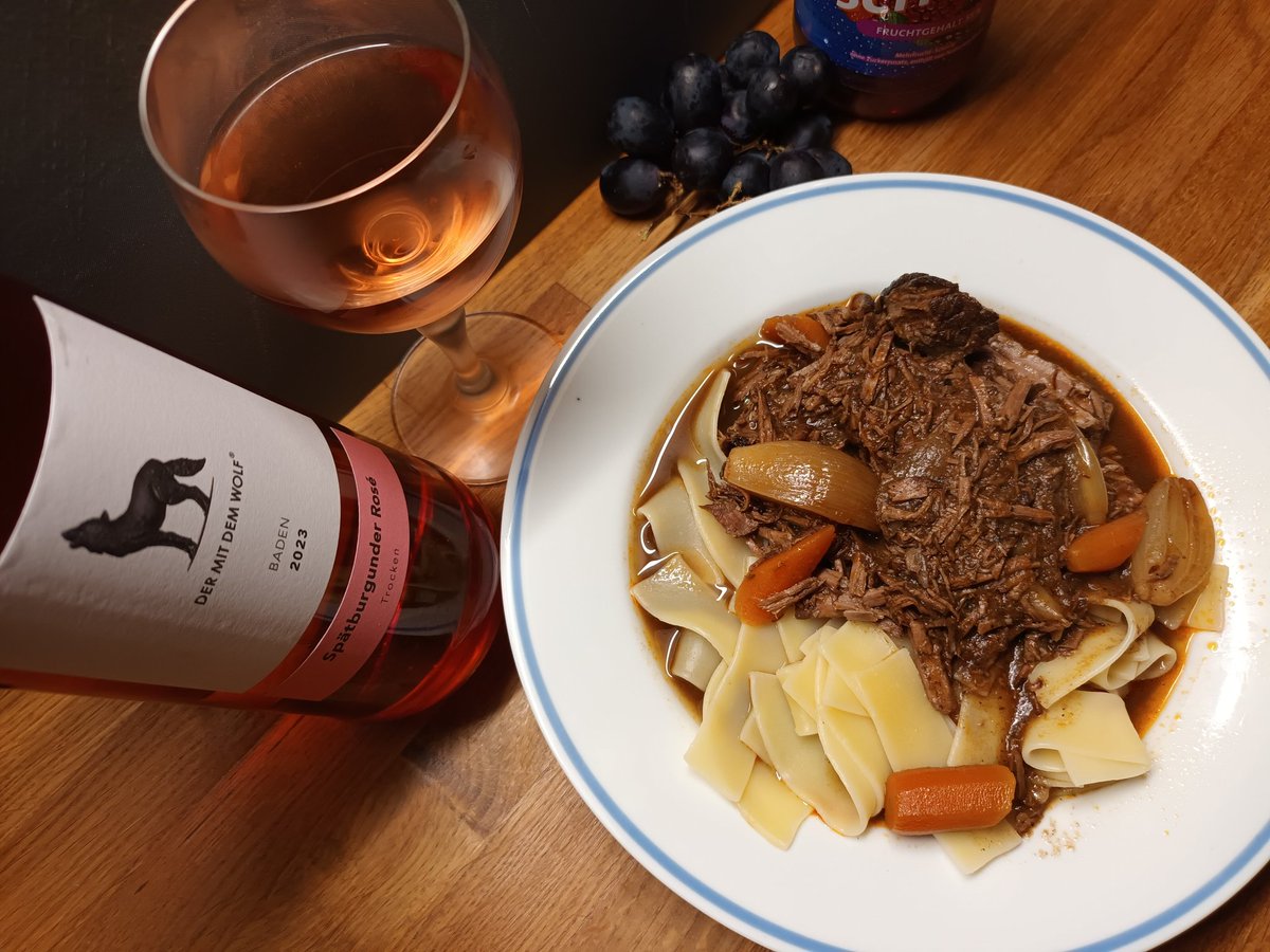 kristallnaach's tweet photo. #Hexenküche 🧹🧙‍♂️ #ResteEssen
#frischgekocht😋#selbstgemacht 
#Boeuf #Bourgignon😘mit Nudeln https://t.co/lrfZYl4xsd