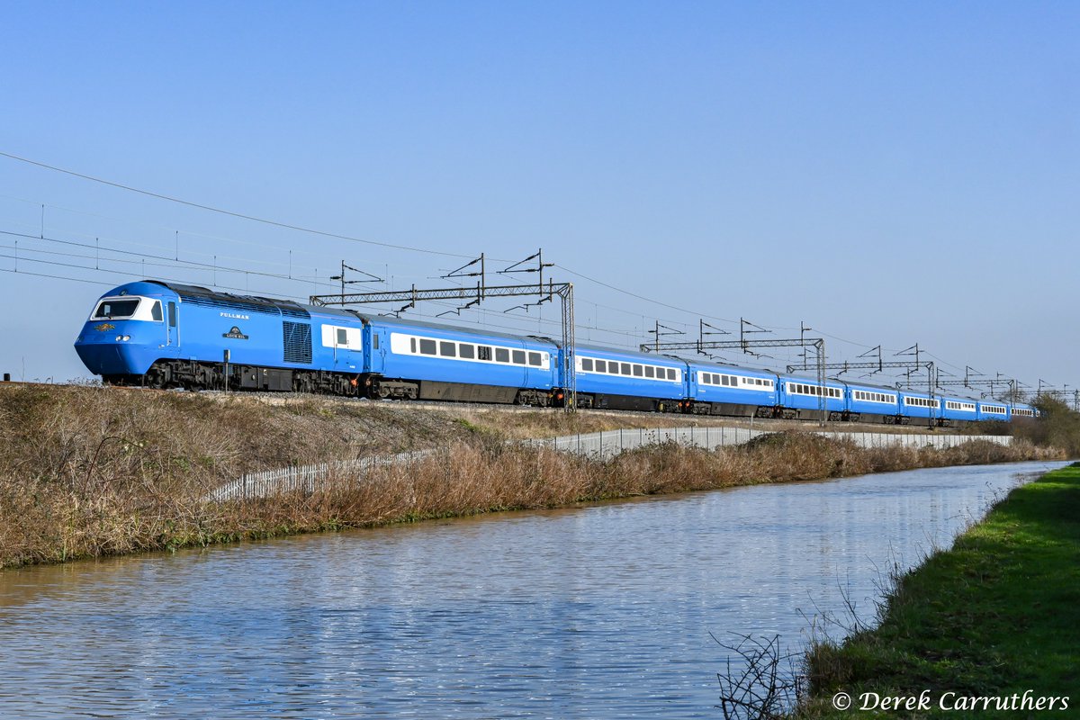 carru12901's tweet image. Locomotive Services Limited 43058 'Loch Eil' &amp;amp; 43049 'Neville Hill' passing the North Oxford canal Ansty Warwickshire on the 4th March 2026 on the 14:05 (1Z44) London Euston to Crewe, Midland Pullman return leg of 'The Capital Flyer'. #WCML #class43 #HST