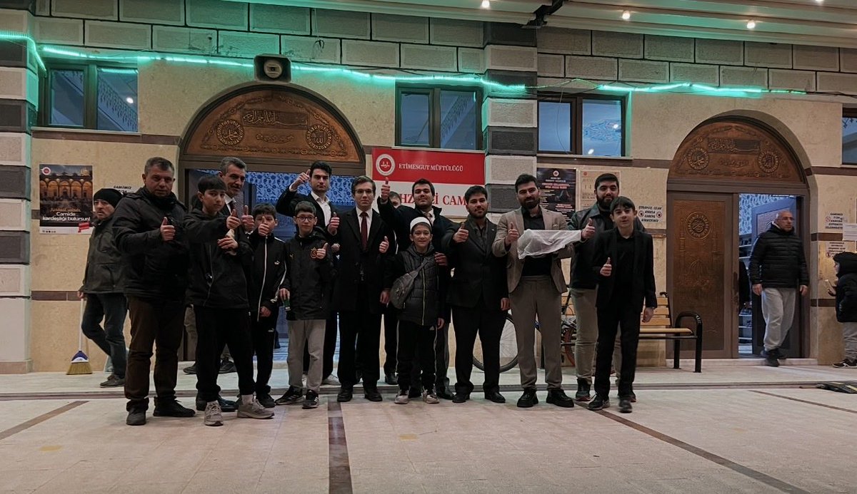 Etimesgut iftarı sonrası Genel Başkanımız Dr. Fatih Erbakan ile teravih namazımızı eda ettik. 
Namaz çıkışı ikramlarımızla cemaatle buluştuk. Genç Mücahid kardeşlerimiz, Genel Başkanımızın ellerini öperek her daim hazır olduklarını söylediler. 
Rabbim birliğimizi daim etsin.
