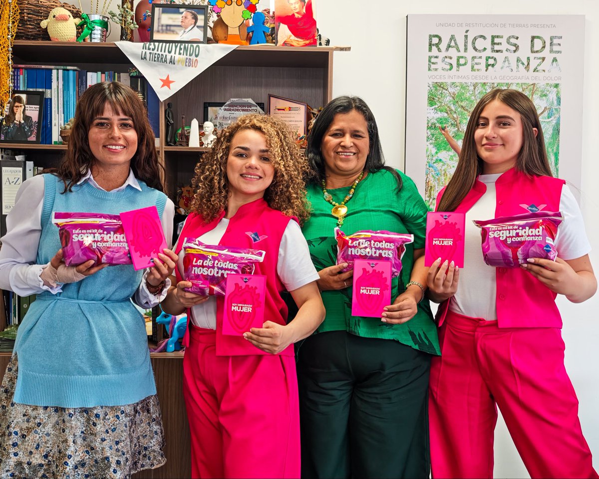 YackyCamposR's tweet photo. En la #URT buscamos el bienestar integral de nuestras funcionarias y contratistas. 

Hacemos equipo con @YoAmoNosotras para promover el autocuidado menstruante y entregar kits de higiene personal.

¡Vida saludable es responsabilidad de todas; cuenten con la Secretaría general y la Política de Mujer y Género!
