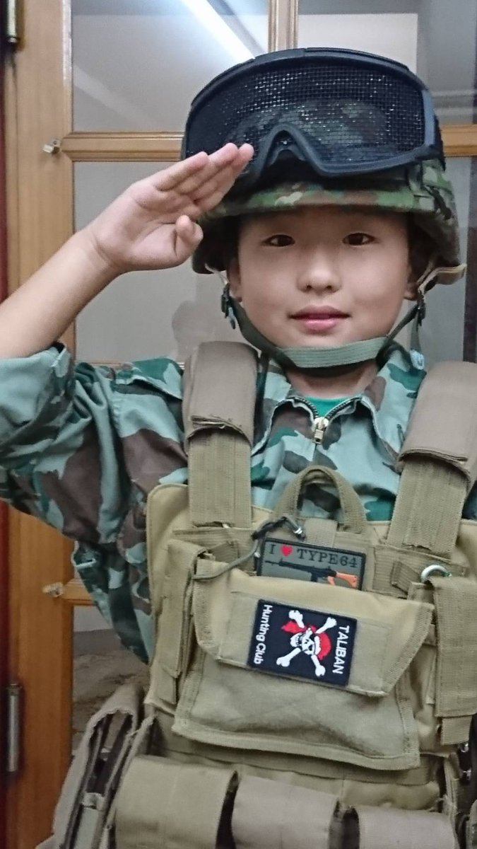 long_side's tweet photo. @Take_SSgt 甥っ子です。チグハグ装備ですが、、、、
敬礼の角度甘くてすみません
m(_ _)m https://t.co/uD7Lvl7lKG