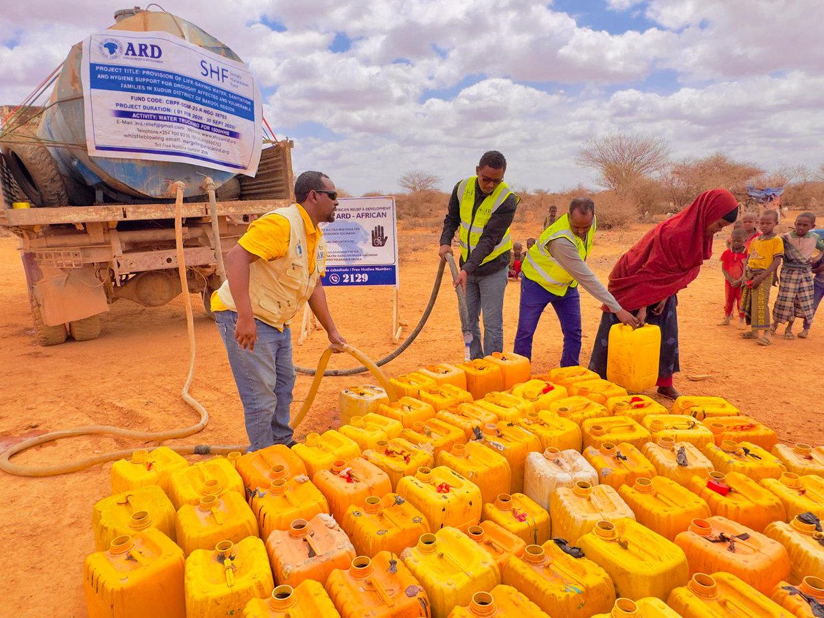 ardfeeds's tweet photo. At this critical time, ARD is on the ground, delivering life-saving clean, safe drinking water to the drought affected communities in Xudur villages of Bakool region in close coordination with the SWS-MoEWR.

Clean water💧saves life.

Thanks to @shf_somalia for the support. https://t.co/mNeRrzsbCn