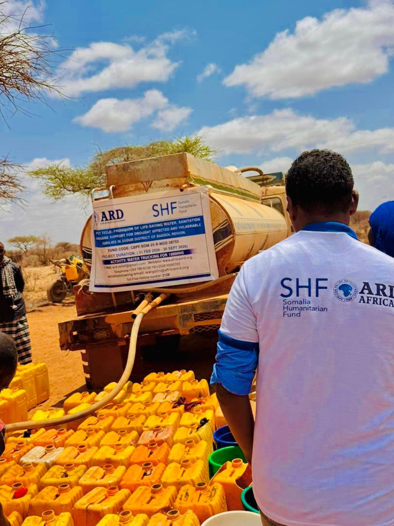 ardfeeds's tweet photo. At this critical time, ARD is on the ground, delivering life-saving clean, safe drinking water to the drought affected communities in Xudur villages of Bakool region in close coordination with the SWS-MoEWR.

Clean water💧saves life.

Thanks to @shf_somalia for the support. https://t.co/mNeRrzsbCn