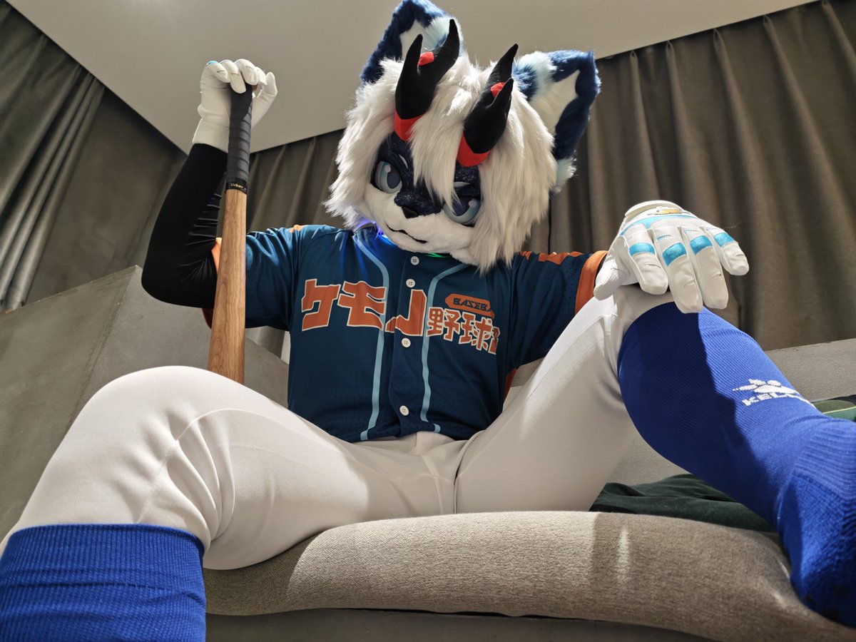NovaLin2020's tweet photo. Grab the bat, own the plate—ain’t nobody getting on base easy.
球棍一握，气场全开，谁也别想轻易上垒～
📷：墨白
#furry #fursuit #FursuitEveryday #ケモノ野球部 https://t.co/AVeAyRnneU