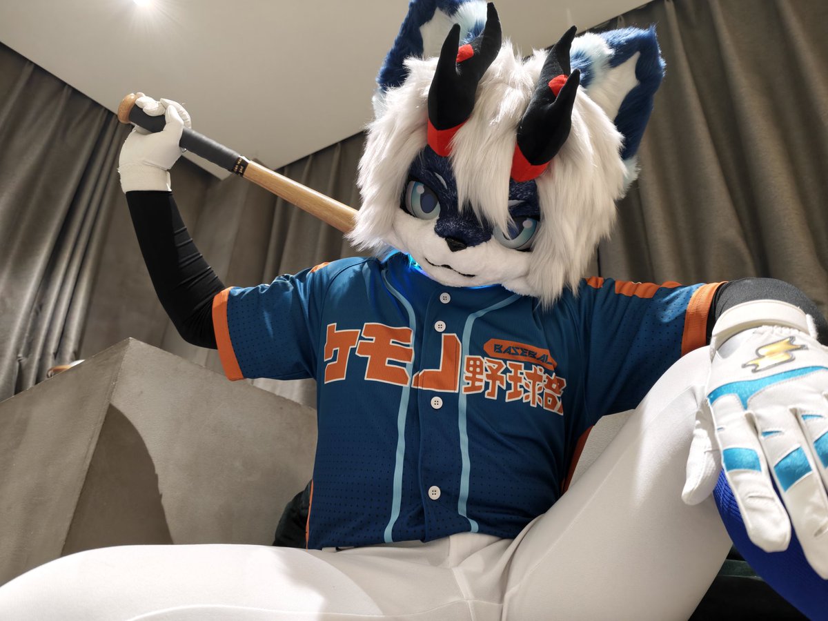 NovaLin2020's tweet photo. Grab the bat, own the plate—ain’t nobody getting on base easy.
球棍一握，气场全开，谁也别想轻易上垒～
📷：墨白
#furry #fursuit #FursuitEveryday #ケモノ野球部 https://t.co/AVeAyRnneU