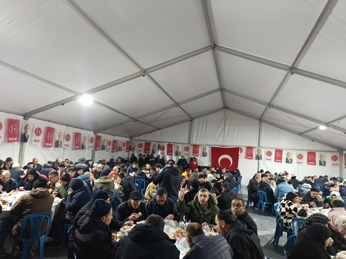 mhparnavutkoy's tweet photo. Milliyetçi Hareket Partisi Arnavutköy İlçe Başkanlığı olarak kurduğumuz iftar çadırımızda 14. günde yine aynı sofrada, aynı duada buluştuk.
Bir tas çorbayı paylaşırken gönüllerimizi de birleştirdik. Sıcak bir tebessüm, samimi bir “Allah kabul etsin” sözü bütün yorgunluğumuzu aldı https://t.co/gQExLBsnxm