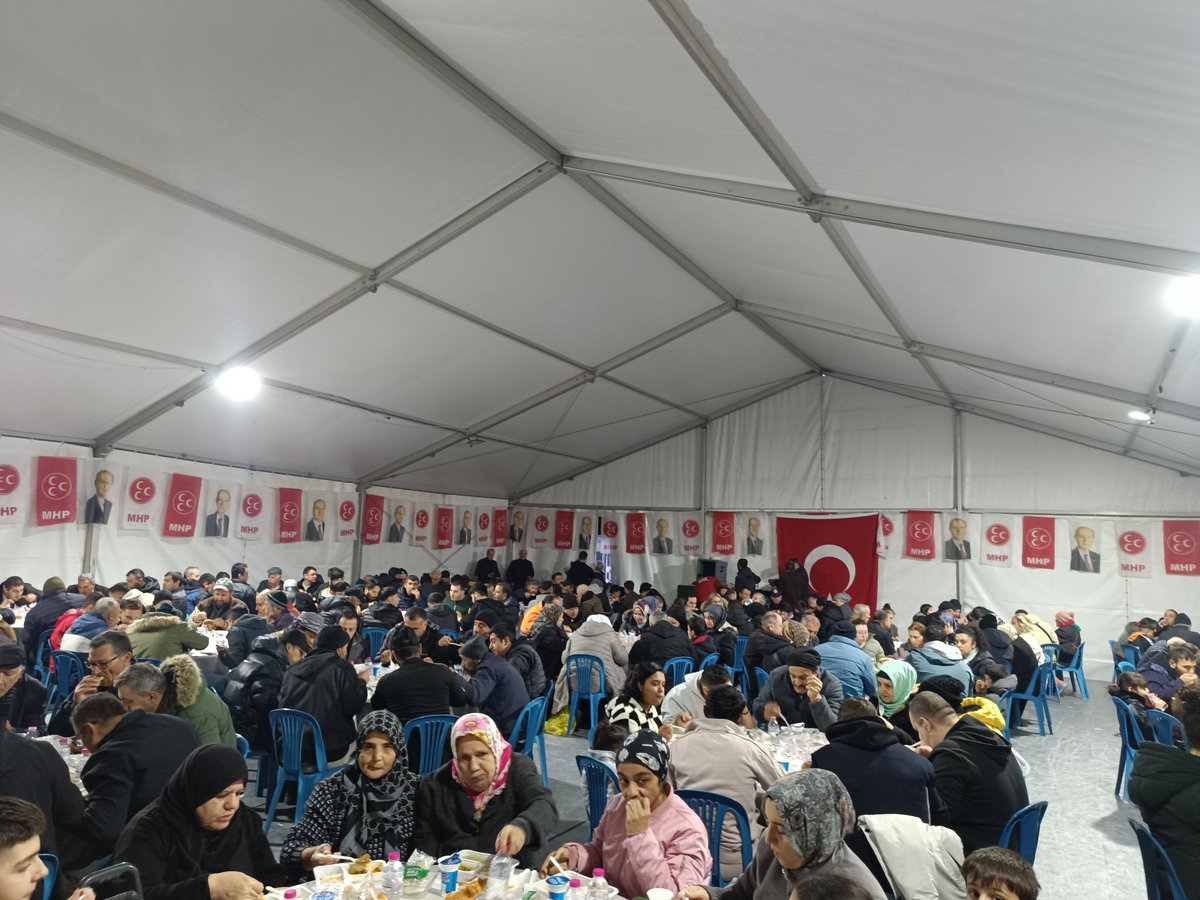 mhparnavutkoy's tweet photo. Milliyetçi Hareket Partisi Arnavutköy İlçe Başkanlığı olarak kurduğumuz iftar çadırımızda 14. günde yine aynı sofrada, aynı duada buluştuk.
Bir tas çorbayı paylaşırken gönüllerimizi de birleştirdik. Sıcak bir tebessüm, samimi bir “Allah kabul etsin” sözü bütün yorgunluğumuzu aldı https://t.co/gQExLBsnxm