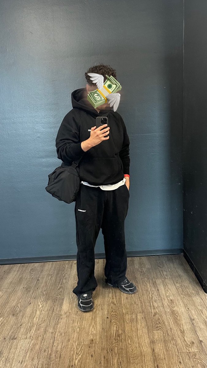 masterHamza18's tweet photo. Vom Sport zurück und du Loser gehst auf die Knie und dienst den smelly feets von deinem TeenMaster🦶👇🏻 
Antreten ihr schwulen Loser 😈🤑

#findom #cashslave #dominant #devotion #tribute #paypig #cashmaster #cashslaves #feetfindom #alphafeet #master #slave #drain #sub #findompig https://t.co/LG5TUZquaS