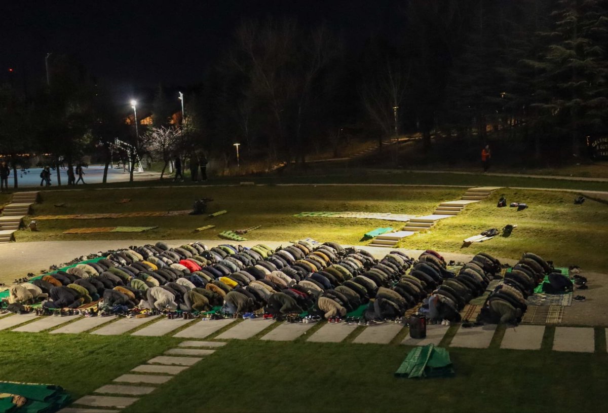 mahfildijital's tweet photo. 🔴 ODTÜ Çim Amfi’de Geleneksel 5. ODTÜ İftarı gerçekleştirildi.

Kur'an-ı Kerim tilavetiyle başlayan programda, iftarın ardından cemaatle namaz kılındı.