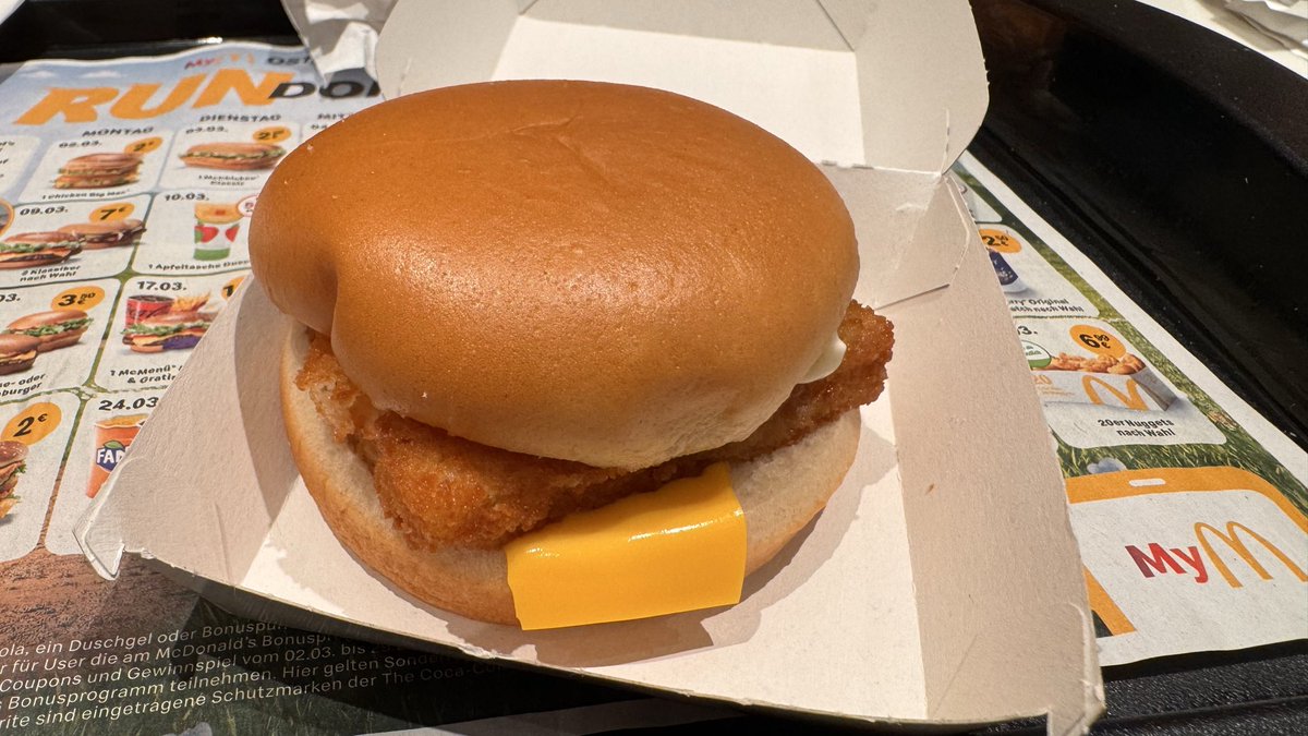 xelavi's tweet photo. @McDonaldsDENews  Echt jetzt? Ist Käse so teuer geworden das man nur noch nen dünnen streifen bekommt? https://t.co/8xpHPFm0N4