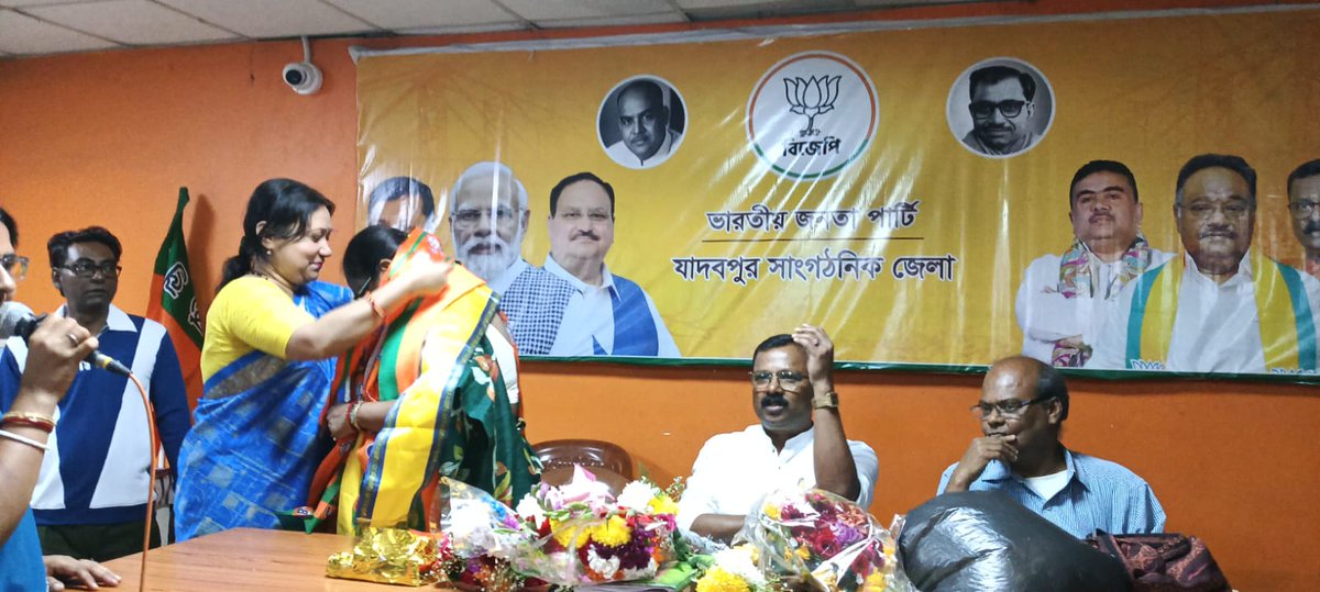 Indra21BJP's tweet photo. আজ যাদবপুর সাংগঠনিক জেলা মহিলামোর্চার সভানেত্রী শ্রীমতি ঝুমা দেব মহাশয়া কে যাদবপুর সাংগঠনিক জেলা মহিলামোর্চার তরফ থেকে সংবর্ধনা দেওয়া হলো বারুইপুর পার্টি অফিসে।
@narendramodi 
@rss
@subratowb 
@NitinNabin 
@BjpBiplab 
@sunilbansalbjp 
@BJP4Bengal 
@BJP4India 
@BJP4Delhi https://t.co/W9lL7gk0RV