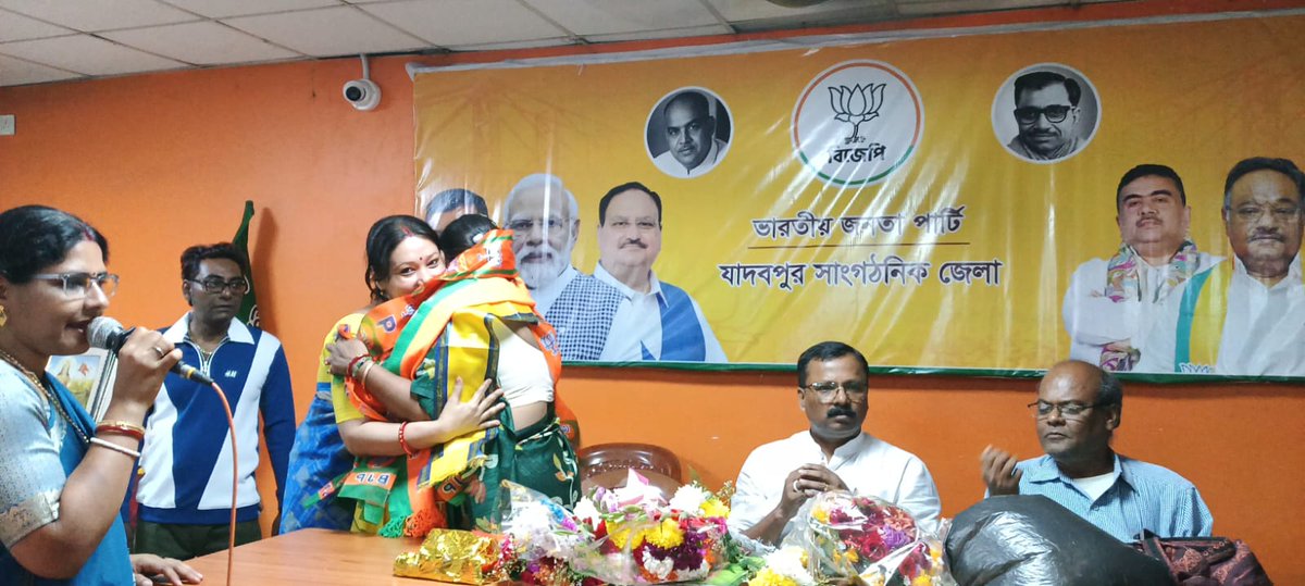 Indra21BJP's tweet photo. আজ যাদবপুর সাংগঠনিক জেলা মহিলামোর্চার সভানেত্রী শ্রীমতি ঝুমা দেব মহাশয়া কে যাদবপুর সাংগঠনিক জেলা মহিলামোর্চার তরফ থেকে সংবর্ধনা দেওয়া হলো বারুইপুর পার্টি অফিসে।
@narendramodi 
@rss
@subratowb 
@NitinNabin 
@BjpBiplab 
@sunilbansalbjp 
@BJP4Bengal 
@BJP4India 
@BJP4Delhi https://t.co/W9lL7gk0RV