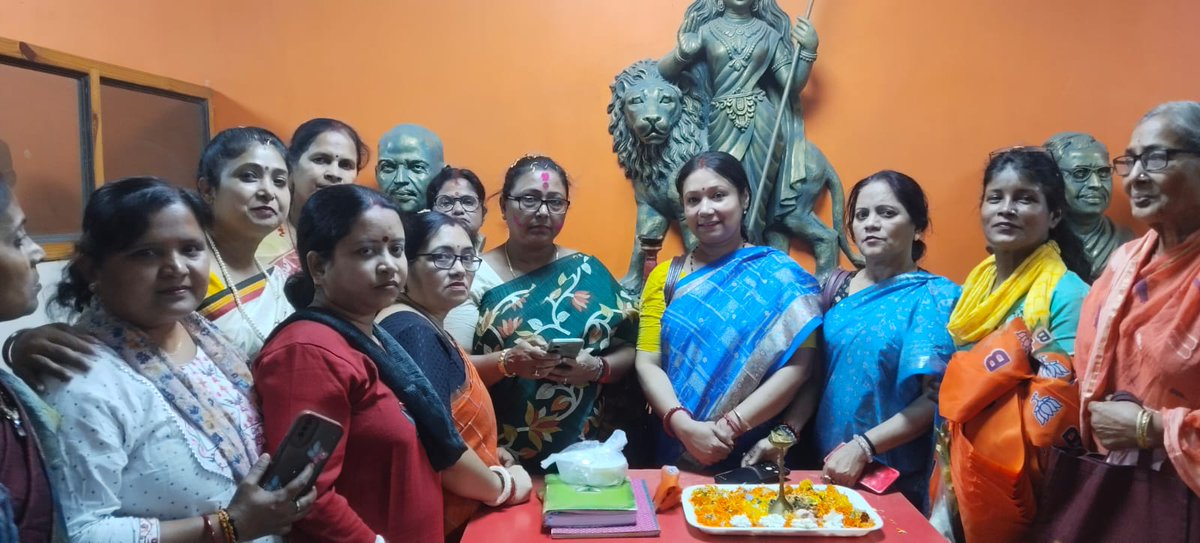 Indra21BJP's tweet photo. আজ যাদবপুর সাংগঠনিক জেলা মহিলামোর্চার সভানেত্রী শ্রীমতি ঝুমা দেব মহাশয়া কে যাদবপুর সাংগঠনিক জেলা মহিলামোর্চার তরফ থেকে সংবর্ধনা দেওয়া হলো বারুইপুর পার্টি অফিসে।
@narendramodi 
@rss
@subratowb 
@NitinNabin 
@BjpBiplab 
@sunilbansalbjp 
@BJP4Bengal 
@BJP4India 
@BJP4Delhi https://t.co/W9lL7gk0RV