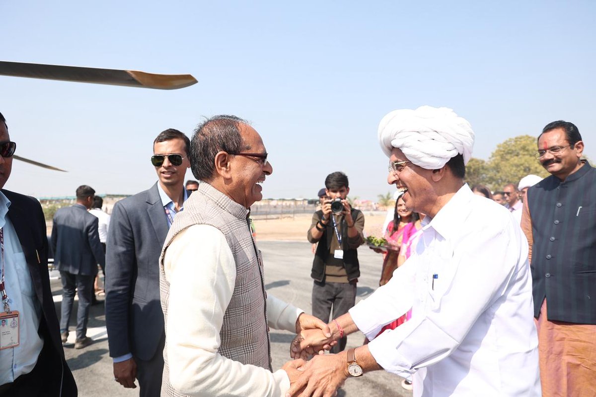 केंद्रीय मंत्रिमंडल में मेरे साथी श्री शिवराज सिंह चौहान (<a href="/ChouhanShivraj/">Shivraj Singh Chouhan</a>) जी को जन्मदिन की हार्दिक शुभकामनाएं। 
ईश्वर से आपके उत्तम स्वास्थ्य और सुदीर्घ जीवन की प्रार्थना करता हूँ।
