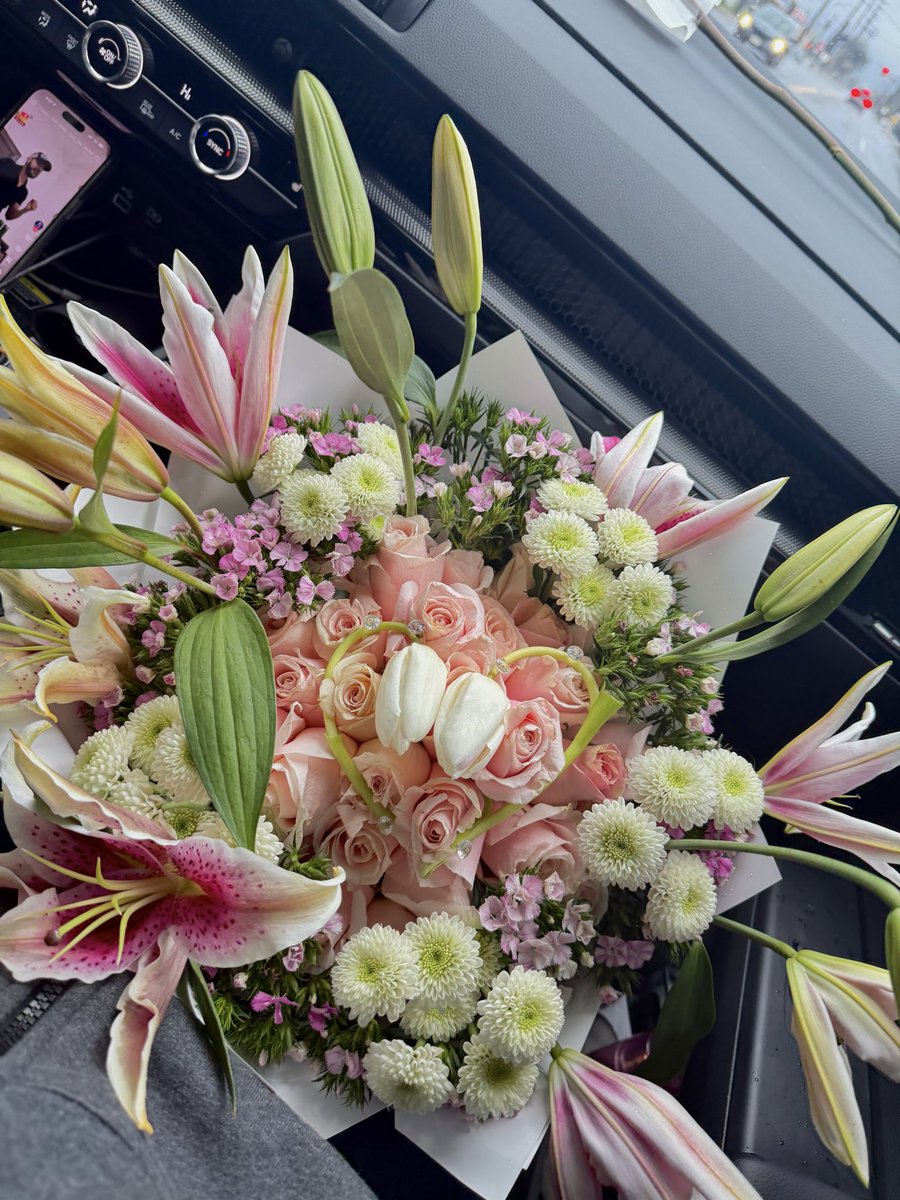 yurfav8's tweet photo. flowers i got my girl for valentine’s day☺️ https://t.co/IoxfHLSVnq