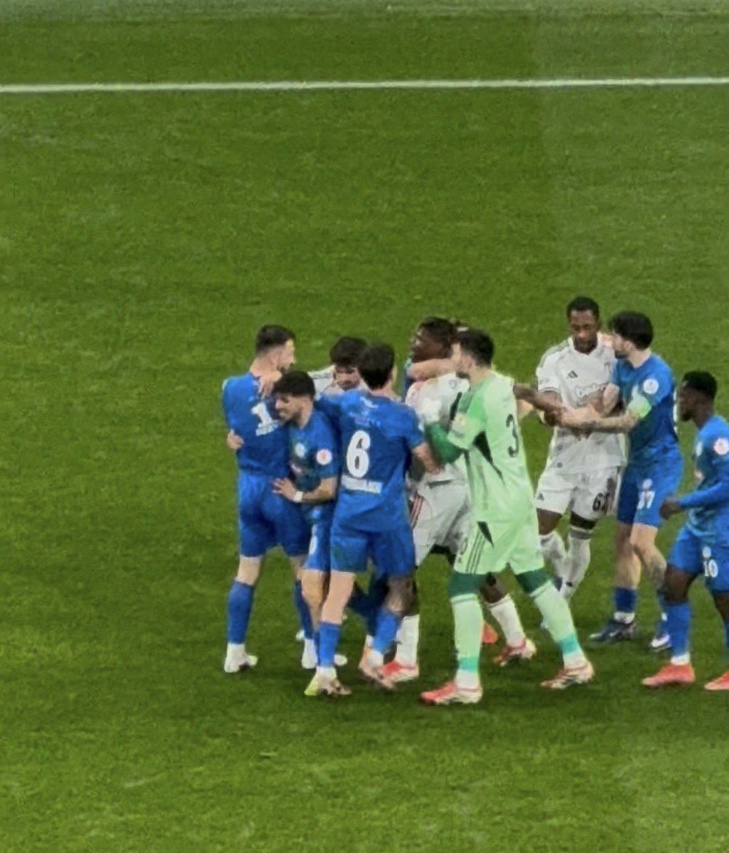 Emmanuel Agbadou ile Halil Dervişoğlu arasında gerginlik yaşandı.