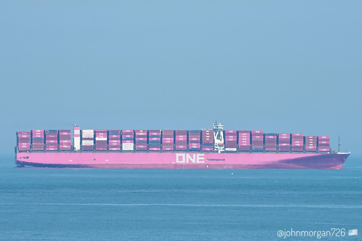 johnmorgan726's tweet photo. #FoundONE #MagentaNotPink #OceanNetworkExpress 364 meter Bird-class #ContainerShip the #ONEBlueJay, IMO:9741372 en route to Singapore, flying the flag of @ONE_LINE_JAPAN 🇯🇵. #AsONEWeCan #ShipsInPics https://t.co/Dz9GrKSdlJ
