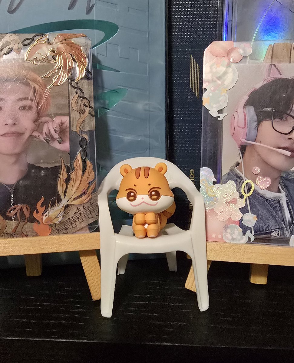 bought these tiny chairs so I can make a headband for the bad bunny concert but .. it's kinda the perfect size for jjoongrami