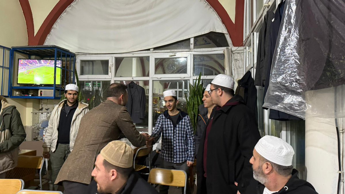 Halkalı Merkez Mahallesi İbadullah Camii’nde teravih namazımızı eda ettik. Namazın ardından lokum ikramında bulunarak kıymetli hemşehrilerimizle bir araya geldik.

Cemaatimizle hasbihal edip samimi bir ortamda istişarelerde bulunduk. Rabbim birliğimizi, beraberliğimizi ve