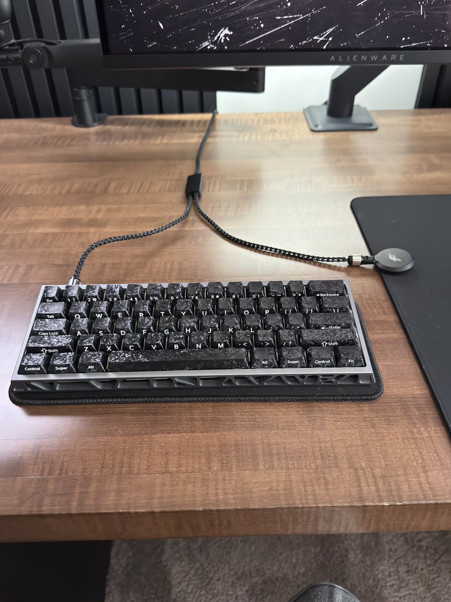 xkilliann's tweet photo. 1 or 2? #desksetup https://t.co/y8twPWYVmr