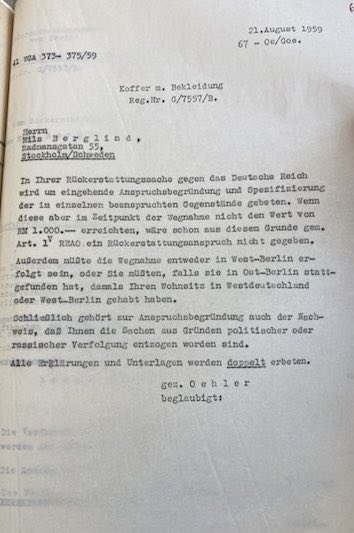 HRadziejowska's tweet photo. Nasz kolega Rafał Rucinski, kierownik berlińskiego archiwum @PileckiInstitut wyszukuje w niemieckich archiwach  różne perełki. 
Jedna z nich (odnaleziona przy okazji tematycznej kwerendy) to (powojenna) historia Nilsa Berglinda, który w roku 1958 usiłował odzyskać przed sadem RFN  https://t.co/daZ7HepOqA. pieniądze zapłacone sadom Trzeciej Rzeszy jako… koszty wydanej na niego kary śmierci. 
Niels Berglind to jeden z tzw  „warszawskich Szwedow“, którzy podczas niemieckiej okupacji bardzo aktywnie wspierali polskie podziemie i mają ogromne zasługi dla państwa polskiego, i generalnie nagłaśniania zbrodni Trzeciej Rzeszy. To dzięki https://t.co/daZ7HepOqA. ich wywiadowczej i kurierskiej pracy 9 czerwca 1942 w radiu BBC Władysław Sikorski, premier polskiego rzadu RP na emigracji w Londynie, mógł ujawnic, że 700 000 Żydów zostało zamordowanych w niemieckich obozach, izolowanych i masowo rozstrzeliwanych w gettach, mordowanych w komorach gazowych.  Grupa Szwedów wyciągala Polaków z rąk gestapo, przerzucala poczte kurierska, wystawiala fałszywe zaświadczenia, by uchronić od aresztowań. Nasz Nils - dyrektor techniczny fabryki Ericssona w Warszawie „wpadł“ w ręce Gestapo w Berlinie - dokładnie miesiąc po emisji  słynnej audycji,  w lipcu 1942 roku. Po brutalnym śledztwie w roku 1943 berliński sad na  Moabit skazał go na kare śmierci. Dzięki interwencji króla Szwecji wyrok nie został jednak wykonany, Nielsa udało się uwolnić w roku 1944.
Po wojnie Nils Berglind usiłował przed sądami RFN odzyskać zabrane mu wówczas  przedmioty osobiste, gotówkę oraz równowartość kosztów jakie musiał opłacić - uwaga! - jako kosztów kary śmierci, transportu oraz opłacenia zaliczki na utrzymanie go przez 5 lat w wiezieniu w oczekiwaniu na wykonanie wyroku. To razem 3150 marek, co stanowi w bardzo ostrożnym przeliczeniu na dziś ok 120 tys PLN/ 30 000 EUR. Do tego Niels domagał się zwrotu zabranych w gotówce dolarow i koron szwedzkich. W roku 1958 Nils wytoczył sprawę przed sadem w Berlinie. Nie odzyskał zarówno przedmiotów, jak i nie zwrócono mu  poniesionych kosztów. W uzasadnieniu czytamy, że aby moc odzyskać zabraną gotówkę, musiałby wskazać cechy charakterystyczne zabranych banknotów. A ponieważ  nie da się wskazać na te konkretne zabrane  banknoty (wskazać np numery seryjne), zatem nie można oddać pieniędzy. „Gotówka podlega zwrotowi zgodnie z art. 17 REAO tylko wtedy, gdy można ją zidentyfikować według jej tożsamości, tzn. według jej cech banknotowych.” Koszty sądowe wyroku śmierci i utrzymania z góry przez 5 lat w więzieniu określono jako koszty administracyjne, które nie podlegają zwrotom. W związku z tym wniosek Nilsa Berlinda został oddalony. 
Podobny los spotkał wniosek o odzyskanie walizki z ubraniami  naszego Szweda. Otrzymał następującą odpowiedź: 
“W Pana sprawie restytucyjnej przeciwko Rzeszy Niemieckiej prosi się o szczegółowe uzasadnienie roszczenia oraz doprecyzowanie wskazanych w poszczególnych wnioskach przedmiotów. Jeżeli jednak w chwili odebrania rzeczy nie osiągały wartości 1000 RM, to już z tej przyczyny — zgodnie z art. 1 REAO — roszczenie o zwrot nie przysługuje.
Ponadto zabranie przedmiotów musiało nastąpić w Berlinie Zachodnim albo — jeśli nastąpiło w Berlinie Wschodnim — musiał Pan wówczas mieć miejsce zamieszkania w Niemczech Zachodnich lub w Berlinie Zachodnim. Wreszcie należy także wykazać, że rzeczy zostały odebrane z powodu prześladowań politycznych lub rasowych.
Wszystkie oświadczenia i dokumenty prosimy przesłać w dwóch egzemplarzach.”
Dziękuję Rafałowi Rucinskiemu za znalezienie tej mega ciekawej historii!