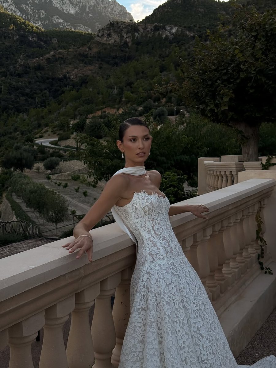 dcopperman304's tweet photo. Mallorca is still hot this time of year and I am still not bored of wearing wedding dresses 🥲 https://t.co/jfyCWLmub7