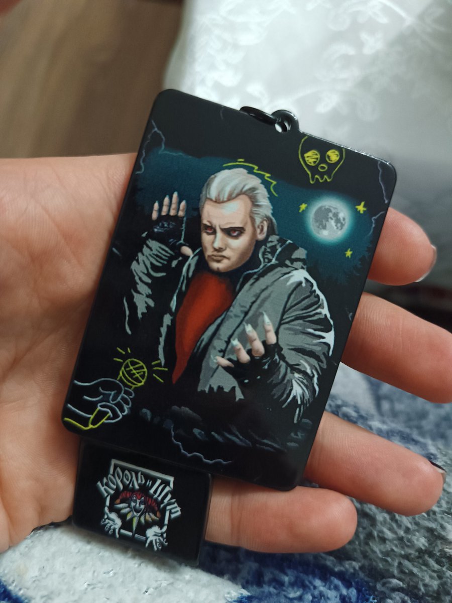 бабушка увидела брелок который мне попался в боксе по кишу и такая О ШАМАН