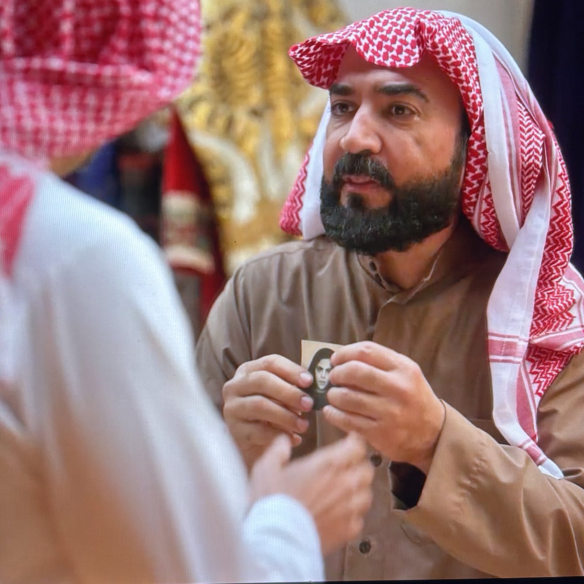 ضاري سوا كل شي عشان محد يشوف شعره من عطوى

جهم وهو جاي يلفلف بصورتها بالحارة